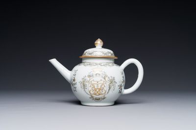 Théière en porcelaine de Chine à decor de monogrammes en grisaille et dorure, Qianlong