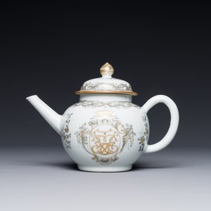 Théière en porcelaine de Chine à decor de monogrammes en grisaille et dorure, Qianlong — photo 1