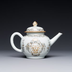 Théière en porcelaine de Chine à decor de monogrammes en grisaille et dorure, Qianlong — photo 2