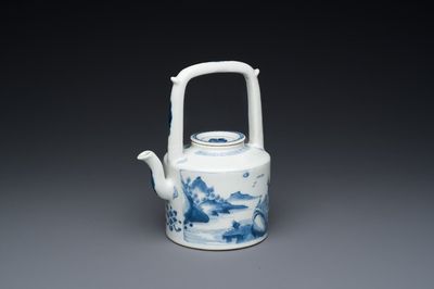 Théière en porcelaine de Chine en bleu et blanc à décor d'un paysage raffiné, marque de Chenghua, Kangxi