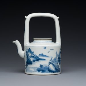 Théière en porcelaine de Chine en bleu et blanc à décor d'un paysage raffiné, marque de Chenghua, Kangxi — photo 2