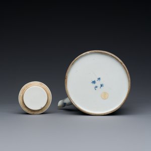 Théière en porcelaine de Chine en bleu et blanc à décor d'un paysage raffiné, marque de Chenghua, Kangxi — photo 7