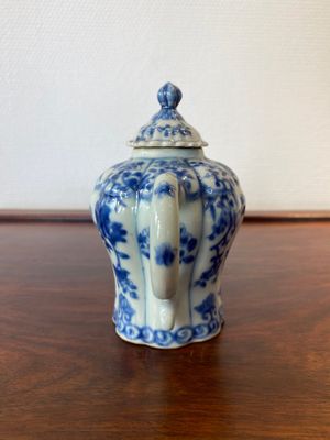 Théière en porcelaine de Chine en bleu et blanc au bec en forme de phénix, Kangxi — photo 2