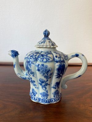 Théière en porcelaine de Chine en bleu et blanc au bec en forme de phénix, Kangxi — photo 3
