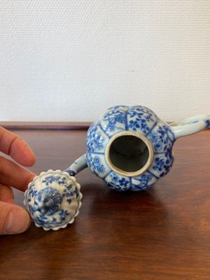 Théière en porcelaine de Chine en bleu et blanc au bec en forme de phénix, Kangxi — photo 5