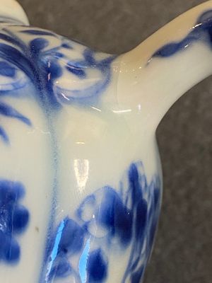 Théière en porcelaine de Chine en bleu et blanc au bec en forme de phénix, Kangxi — photo 8