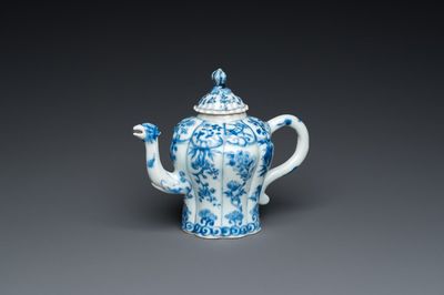 Théière en porcelaine de Chine en bleu et blanc au bec en forme de phénix, Kangxi