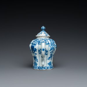 Théière en porcelaine de Chine en bleu et blanc au bec en forme de phénix, Kangxi — photo 3