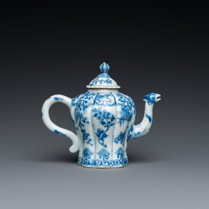 Théière en porcelaine de Chine en bleu et blanc au bec en forme de phénix, Kangxi — photo 4