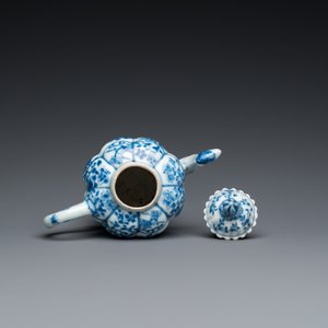 Théière en porcelaine de Chine en bleu et blanc au bec en forme de phénix, Kangxi — photo 6