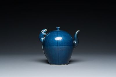 Théière en porcelaine de Chine en bleu monochrome à anse en forme de rat, époque Transition