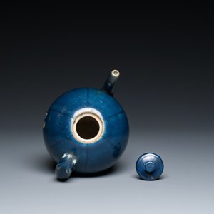 Théière en porcelaine de Chine en bleu monochrome à anse en forme de rat, époque Transition — photo 5