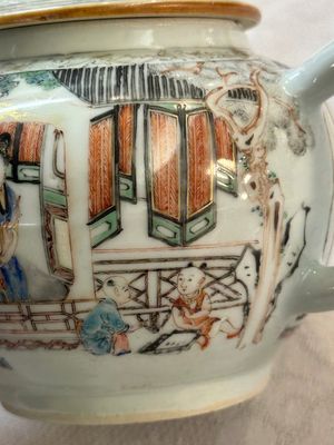 Théière en porcelaine de Chine famille rose à décor de dames d'honneur et d'enfants, Yongzheng — photo 6