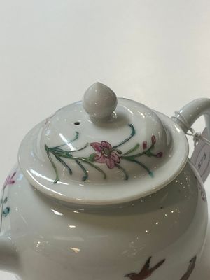 Théière en porcelaine de Chine famille rose à décor de faucons, Yongzheng — photo 5