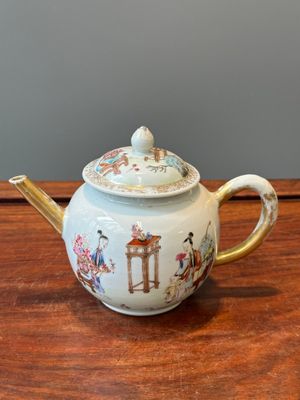 Théière en porcelaine de Chine famille rose à décor doré, Yongzheng — photo 1
