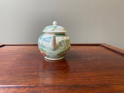 Théière en porcelaine de Chine famille rose à décor d'une Européenne en pose érotique, Yongzheng — photo 2
