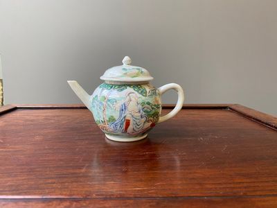 Théière en porcelaine de Chine famille rose à décor d'une Européenne en pose érotique, Yongzheng — photo 3
