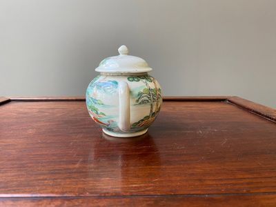 Théière en porcelaine de Chine famille rose à décor d'une Européenne en pose érotique, Yongzheng — photo 4