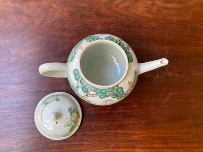 Théière en porcelaine de Chine famille rose à décor d'une Européenne en pose érotique, Yongzheng — photo 6