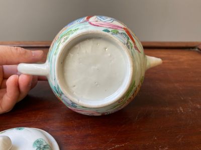 Théière en porcelaine de Chine famille rose à décor d'une Européenne en pose érotique, Yongzheng — photo 7