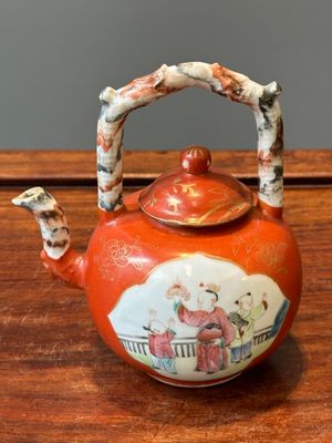 Théière en porcelaine de Chine famille rose sur fond rouge de corail à bec et anse faux marbre, Jiaqing — photo 1