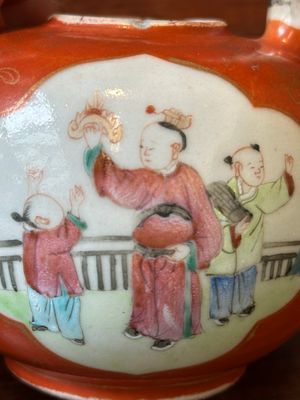 Théière en porcelaine de Chine famille rose sur fond rouge de corail à bec et anse faux marbre, Jiaqing — photo 11