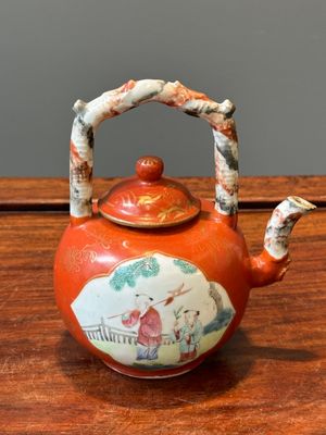 Théière en porcelaine de Chine famille rose sur fond rouge de corail à bec et anse faux marbre, Jiaqing — photo 2