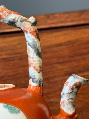 Théière en porcelaine de Chine famille rose sur fond rouge de corail à bec et anse faux marbre, Jiaqing — photo 9