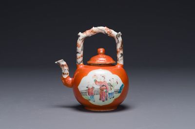Théière en porcelaine de Chine famille rose sur fond rouge de corail à bec et anse faux marbre, Jiaqing