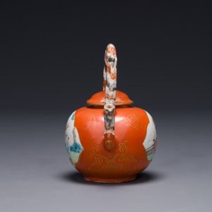 Théière en porcelaine de Chine famille rose sur fond rouge de corail à bec et anse faux marbre, Jiaqing — photo 2