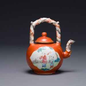Théière en porcelaine de Chine famille rose sur fond rouge de corail à bec et anse faux marbre, Jiaqing — photo 3