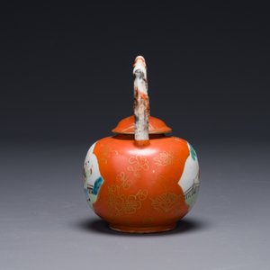 Théière en porcelaine de Chine famille rose sur fond rouge de corail à bec et anse faux marbre, Jiaqing — photo 4