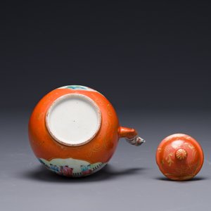 Théière en porcelaine de Chine famille rose sur fond rouge de corail à bec et anse faux marbre, Jiaqing — photo 6