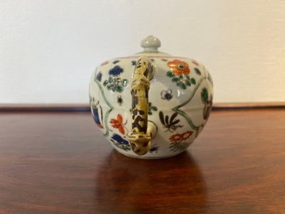 Théière en porcelaine de Chine famille verte à décor d'antiquités, Kangxi — photo 4