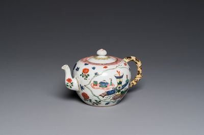 Théière en porcelaine de Chine famille verte à décor d'antiquités, Kangxi