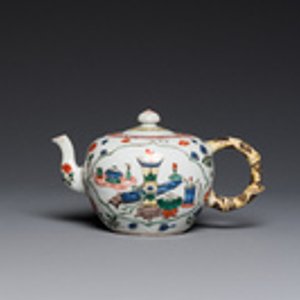 Théière en porcelaine de Chine famille verte à décor d'antiquités, Kangxi — photo 2