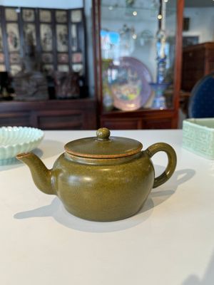Théière en porcelaine de Chine monochrome à émail dit 'poudre de thé', marque de Yongzheng, 18/19ème — photo 1