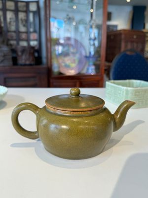 Théière en porcelaine de Chine monochrome à émail dit 'poudre de thé', marque de Yongzheng, 18/19ème — photo 3