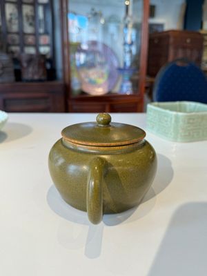 Théière en porcelaine de Chine monochrome à émail dit 'poudre de thé', marque de Yongzheng, 18/19ème — photo 4
