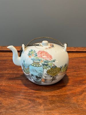 Théière en porcelaine de Chine qianjiang cai à décor d'antiquités, signé Xu Pinheng 許品衡, marque de Tongzhi, daté 1889 — photo 1