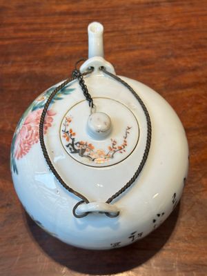 Théière en porcelaine de Chine qianjiang cai à décor d'antiquités, signé Xu Pinheng 許品衡, marque de Tongzhi, daté 1889 — photo 3