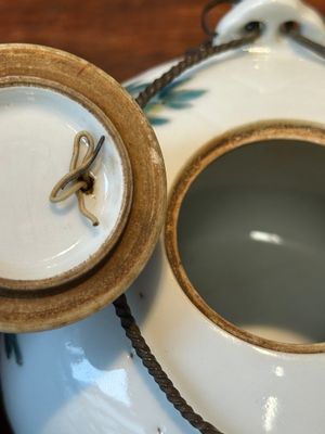 Théière en porcelaine de Chine qianjiang cai à décor d'antiquités, signé Xu Pinheng 許品衡, marque de Tongzhi, daté 1889 — photo 6