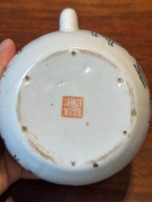 Théière en porcelaine de Chine qianjiang cai à décor d'antiquités, signé Xu Pinheng 許品衡, marque de Tongzhi, daté 1889 — photo 10