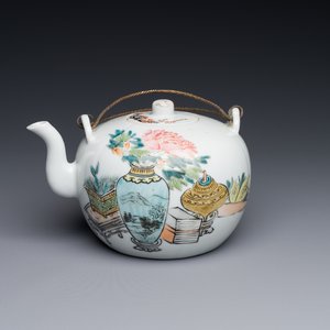 Théière en porcelaine de Chine qianjiang cai à décor d'antiquités, signé Xu Pinheng 許品衡, marque de Tongzhi, daté 1889 — photo 1