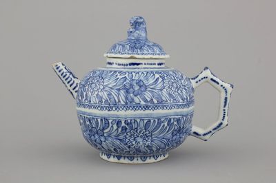 Théière fine couverte en faïence de Delft, bleu et blanc, 18e