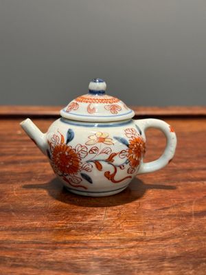 Théière miniature en porcelaine de Chine de style Imari, Kangxi — photo 1