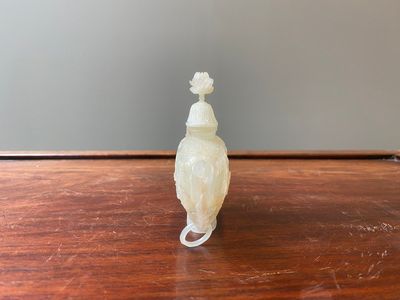 Théière sculptée en jade blanc à décor floral de style moghole, Chine, 18/19ème — photo 2