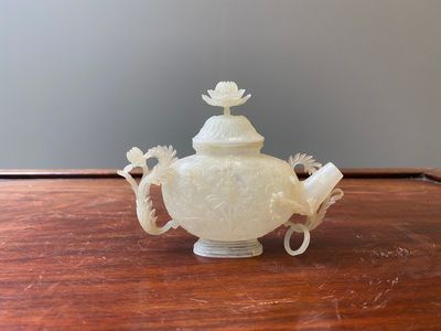 Théière sculptée en jade blanc à décor floral de style moghole, Chine, 18/19ème — photo 3