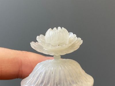 Théière sculptée en jade blanc à décor floral de style moghole, Chine, 18/19ème — photo 6