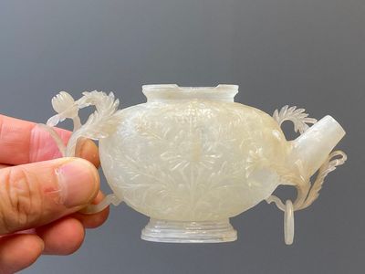 Théière sculptée en jade blanc à décor floral de style moghole, Chine, 18/19ème — photo 10